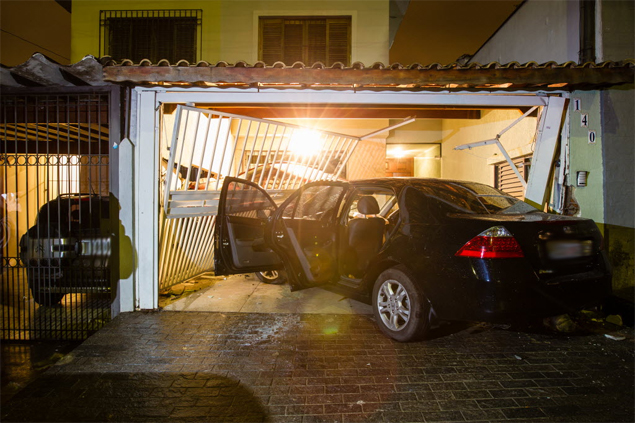 Adolescente em fuga com duas vtimas de sequestro relmpago perdeu o controle da direo e invadiu a garagem de casa na zona oeste de So Paulo