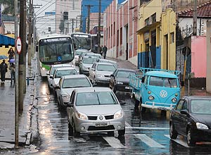 Veculos trafegam na rua Florncio de Abreu, em Ribeiro