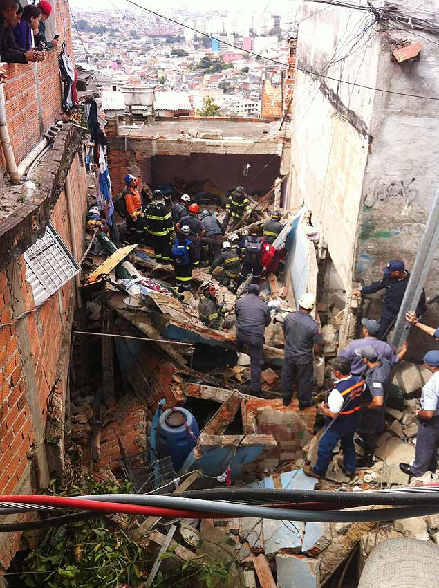 Bombeiros tentam resgatar mulher soterrada em escombros de casa que explodiu na Vila Brasilandia.