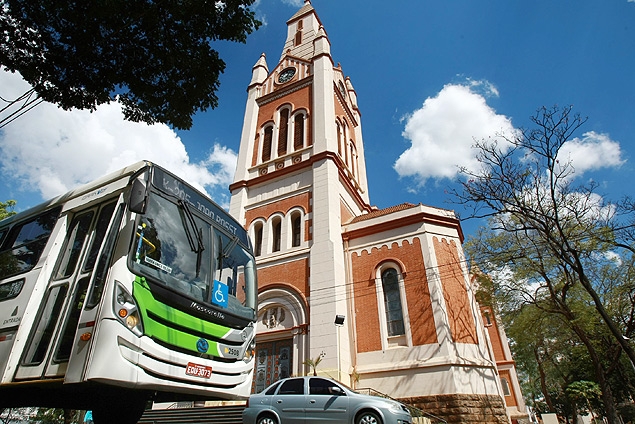 nibus trafega em frente  catedral metropolitana de Ribeiro Preto (SP)