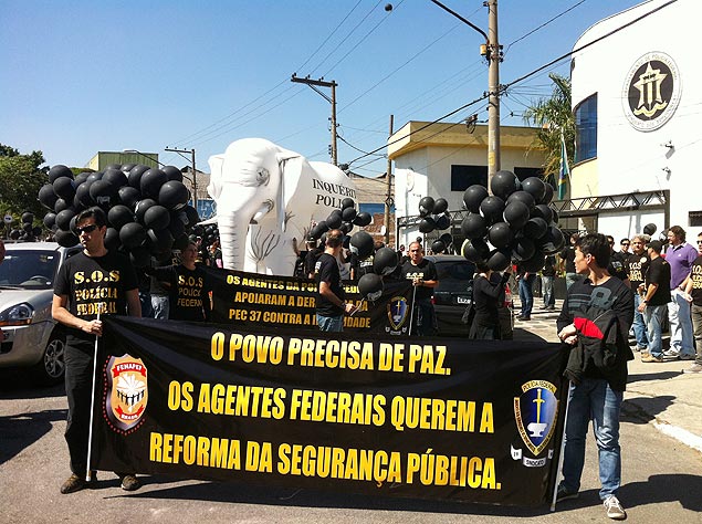 Policiais Federais durante manifestao prximo a sede da superintendncia da Polcia Federal