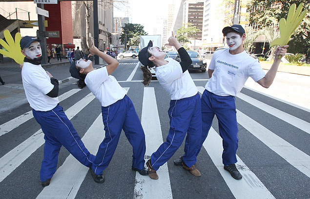 Um grupo de artistas realiza aes educativas na avenida Paulista para conscientizar motoristas e pedestres 