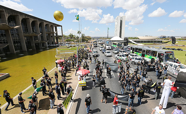 Policiais federais fecham o trnsito em frente o Ministrio da Justia, em Braslia; protesto ocorre na Esplanada dos Ministrios