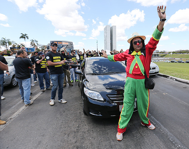 Policiais federais cercam carro do giretor-geral da Polcia Federal, Leandro Daiello, em frente do Ministerio da Justia