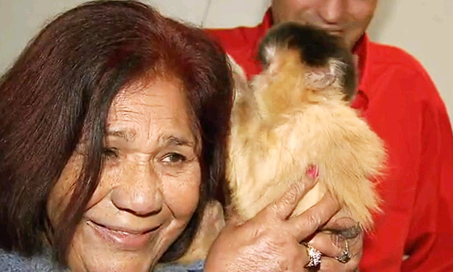 A aposentada Elizete Farias Carmona segura a macaca Chico, que ficou 16 dias longe de sua casa, em So Carlos (SP)