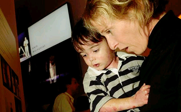 Coreógrafa Deborah Colber com o neto Theo; os dois foram barrados em voo da Gol devido à doença de pele do garoto