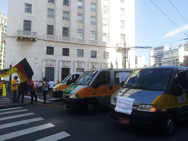 Motoristas de vans escolares fizeram um protesto na manh desta quinta-feira em ruas de So Paulo