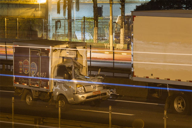 Motorista morre em acidente envolvendo dois caminhes na pista expressa da rodovia Presidente Dutra, em So Paulo