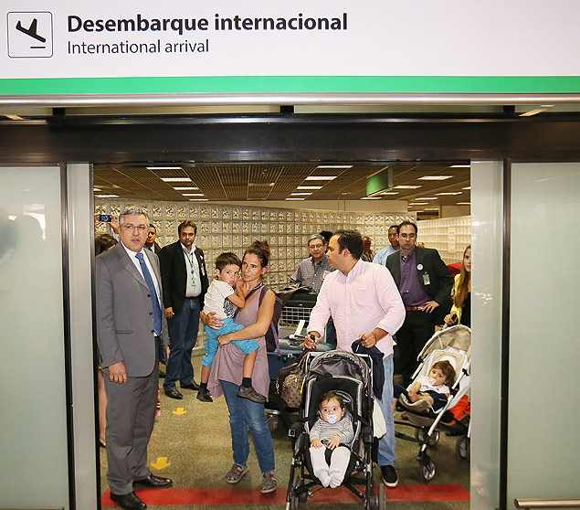 Ministro da Saúde, Alexandre Padilha, recebe no aeroporto de Brasília, cinco médicos do programa Mais Médicos