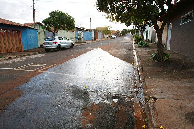 Vazamento de gua em rua do bairro Jardim Paiva 1, na periferia de Ribeiro Preto; problema  crnico no municpio