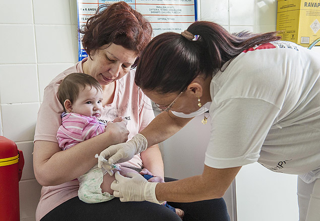 Criana  vacinada em Bauru (SP); campanha para manter em dia a vacinao comea neste sbado (24), em todo o Brasil