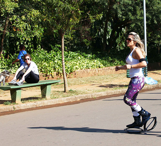 Mulheres aproveitam manh de sol no Parque Ibirapuera, em So Paulo; cidade deve ter fim de semana quente, com ar seco