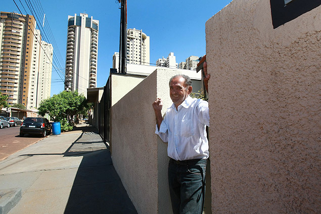 Antonio Branquini, 77, em frente  sua casa no Jardim Iraj; morador do bairro desde 1979, imvel no est  venda 