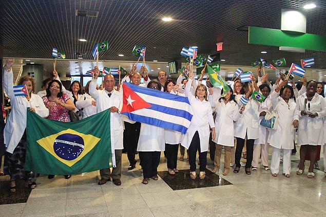 Primeiros mdicos cubanos do programa Mais Mdicos desembarcam no aeroporto internacional do Recife (PE) neste sbado