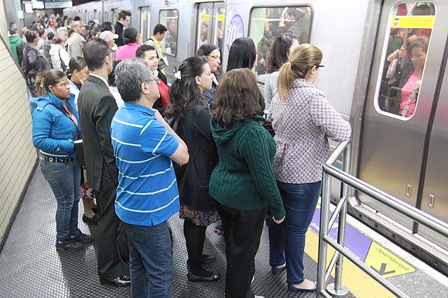 Passageiros esperam para embarcar na estação Paraíso da linha 2-verde