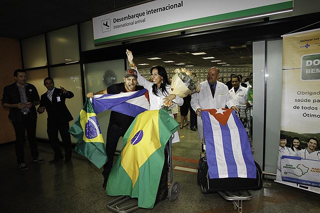 Mdicos cubanos chegam ao aeroporto internacional de Braslia
