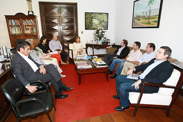 O empresrio Pedro Constantino ( esq.) e o chefe da Transerp, William Latuf, ao lado da prefeita de Ribeiro, Drcy Vera (PSD)