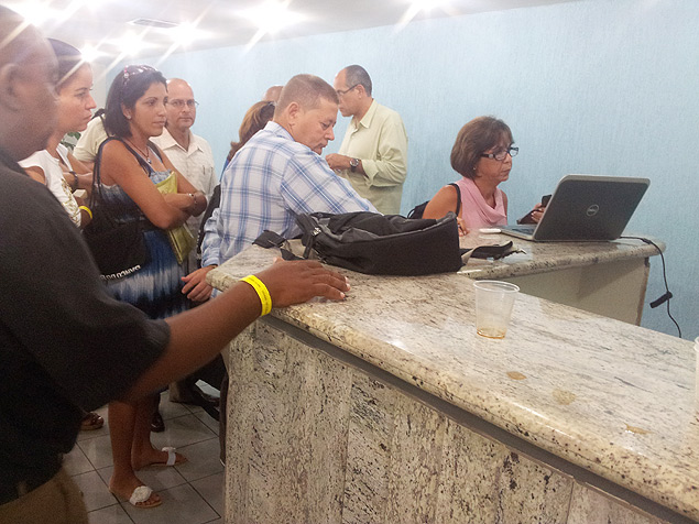 Mdicos cubanos fazem fila para usar laptop em Salvador e conseguir contato com familiares via Skype