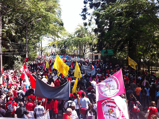 Protesto pede moradias em frente ao Palcio dos Bandeirantes, em So Paulo
