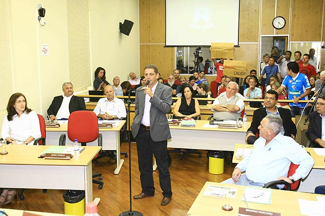 O presidente da Cmara de Araraquara, Joo Farias (PRB), fala durante sesso no Legislativo
