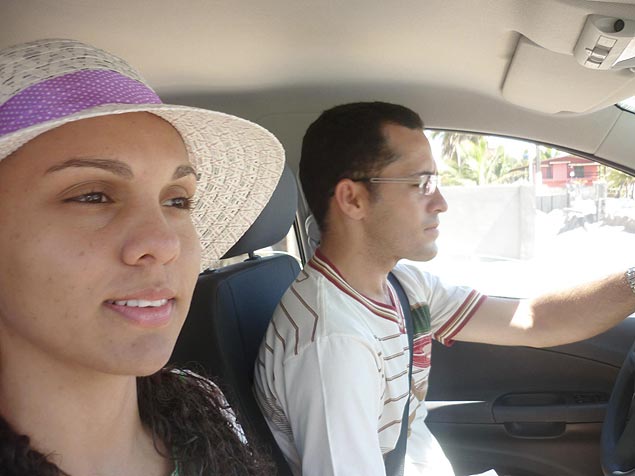 Emília Carneiro e o ex-padre Gerônimo Moreira, 32; ele largou a batina para se casar