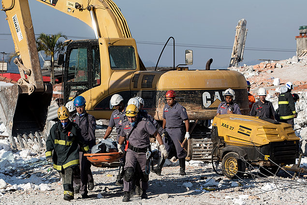 Bombeiros retiram corpo de escombros de prdio em obras no bairro de So Mateus, em agosto de 2013