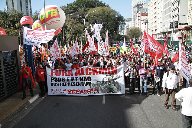 Manifestantes fazem passeata na regio central de So Paulo; grupo se encontrou na avenida Paulista, que foi totalmente bloqueada