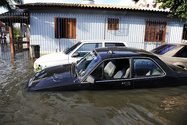 Carros ficam submersos após rompimento de dique em Porto Alegre; cerca de 700 casas ficaram alagadas no bairro Sarandi