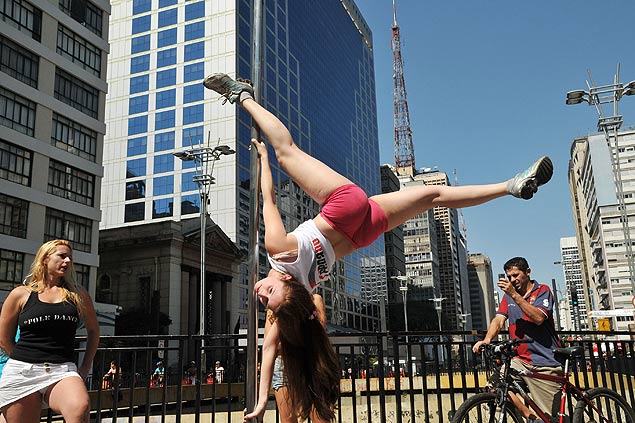 Jovem faz pole dance na avenida Paulista, no centro de So Paulo, para divulgar o 5 Campeonato de Pole Dance Brasileiro