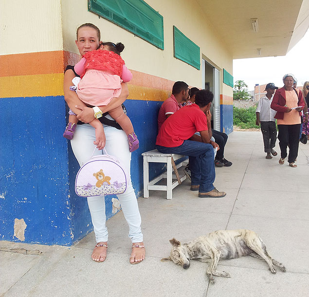 Agricultora Sebastiana Pereira, 19, com a filha Sofia, 1, que foi atendida por enfermeiro em Manari (PE)