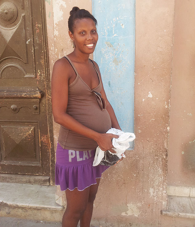 Cubana Sheila González, 27, grávida de sete meses, segura almoço reforçado que ganha do Estado após avaliação nutricional