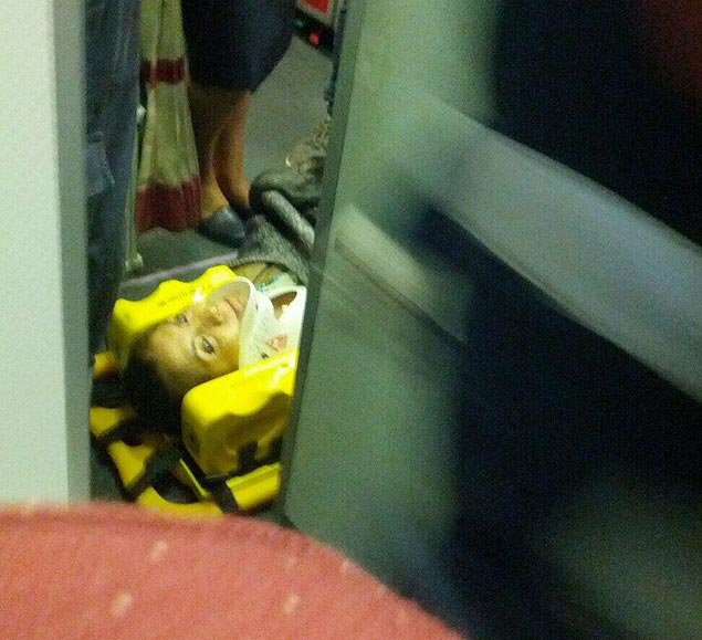 Em foto divulgada no Twitter, passageira é colocada em maca após pouso de emergência na madrugada desta segunda-feira (2)