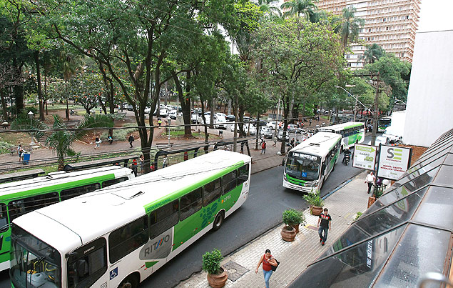 nibus do consrcio Pr-Urbano circulam no centro de Ribeiro Preto (SP); disputa por maior receita com explorao do servio