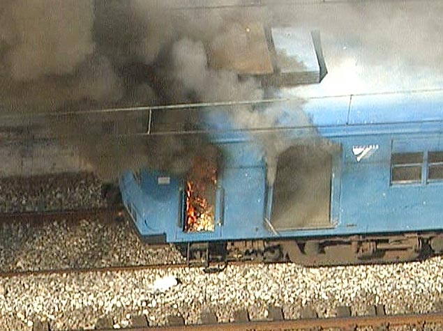 Segundo a concessionria SuperVia, aps a falha,os passageiros teriam ateado fogo no trem