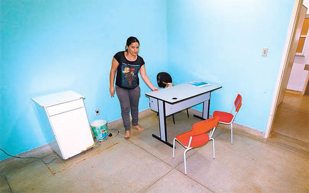 Secretária de Saúde de Caetanos (BA) mostra consultório em unidade à espera de médico