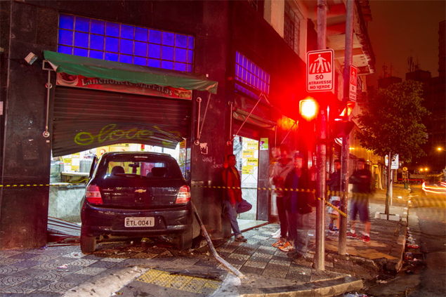 Carro invade bar no centro de SP aps se envolver em acidente com outro veculo no cruzamento das ruas Aurora e Arouche 