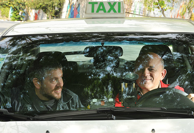 O taxista Iguis Camara Batista (à direita), com o diretor de arte Fábio Goldfarb, em São Paulo