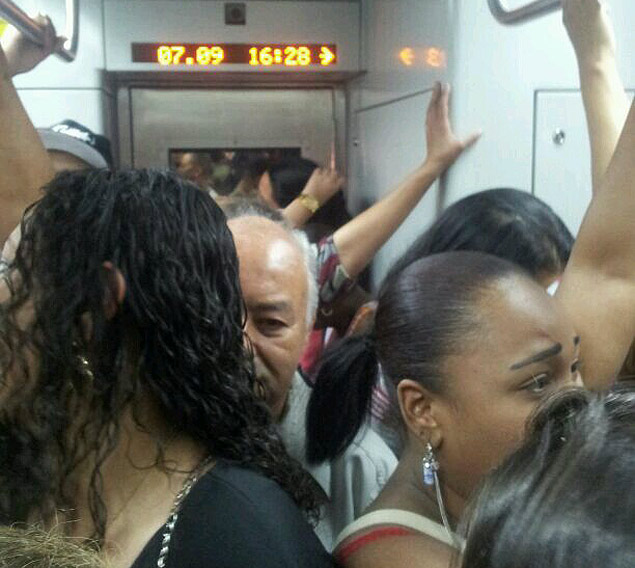 Trem lotado na linha 11-coral da CPTM (Companhia Paulista de Trens Metropolitanos) na tarde desse sbado (7)