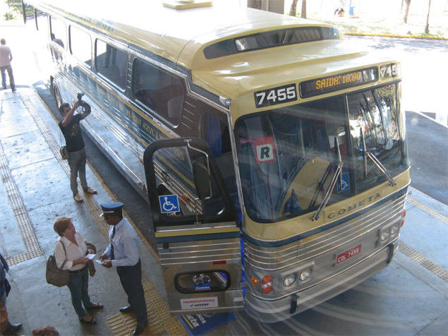 O ônibus estilizado recebe passageiros com destino ao interior de São Paulo; 'tietagem na estrada atrasa a viagem 