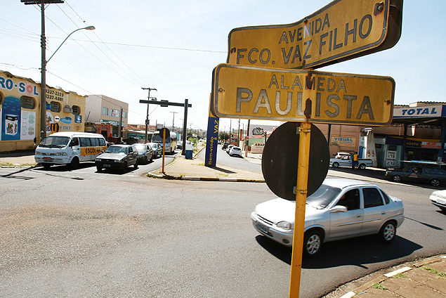 Enconto de avenidas no centro de Araraquara, que podem sofrer restrio de estacionamento