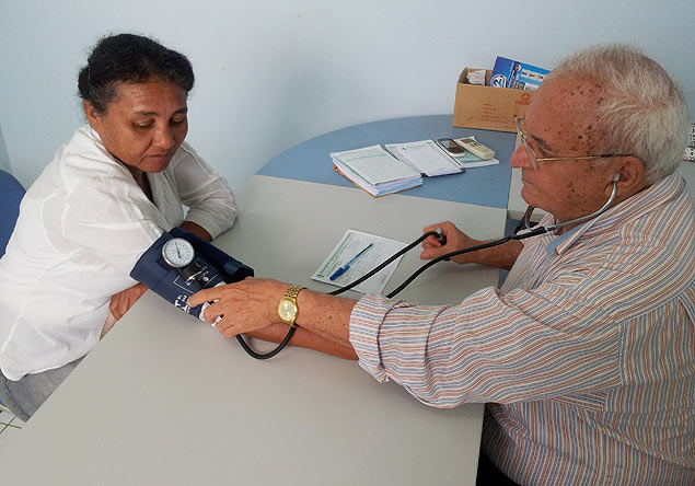 Prefeito de Vicência (PE), Paulo Tadeu, 67, atende pacientes para suprir a falta de médicos na cidade