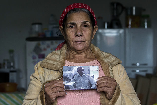 Osorina Ferreira mostra a foto do marido Ivo Teles dos Santos; Defensoria Pblica diz que ele foi espancado por PMs e morreu durante desocupao do Pinheirinho 