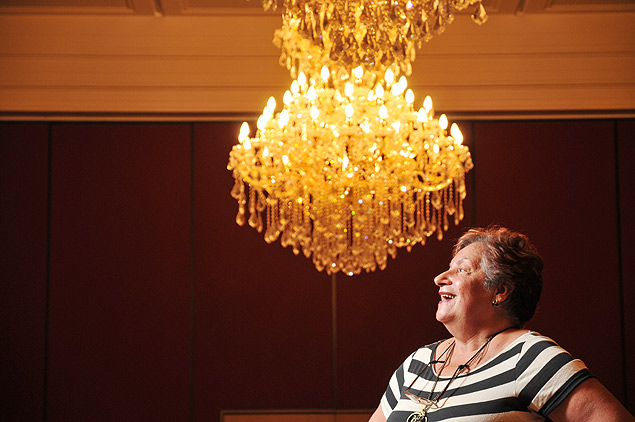 A aposentada Ester Schneider, 72, nas Instituio Beneficente Israelita Ten Yad, onde 350 judeus, incluindo ela, almoam