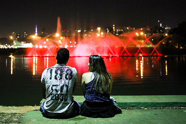 Casal em frente da fonte do Ibirapuera; parque ficar aberto de sbado para domingo 