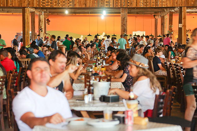 Consumidores no restaurante Fazendinha, em Ribeiro Preto, que j atraiu 3.500 pessoas em um domingo