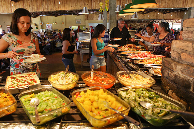 Clientes se servem em pista do Restaurante Fazendinha, em Ribeiro Preto