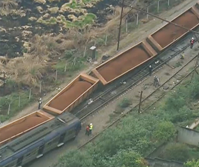 Trem da MRS descarrilou em Franco da Rocha e atingiu uma composio da CPTM com passageiros; h pessoas feridas no acidente