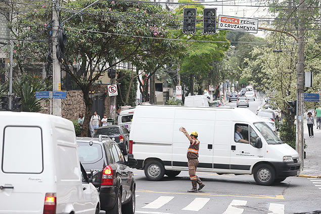 Semforo no cruzamento da rua Dr.Albuquerque Lins com a rua Dr.Veiga Filho, em Higienpolis, no centro, ficou mais de sete horas apagado