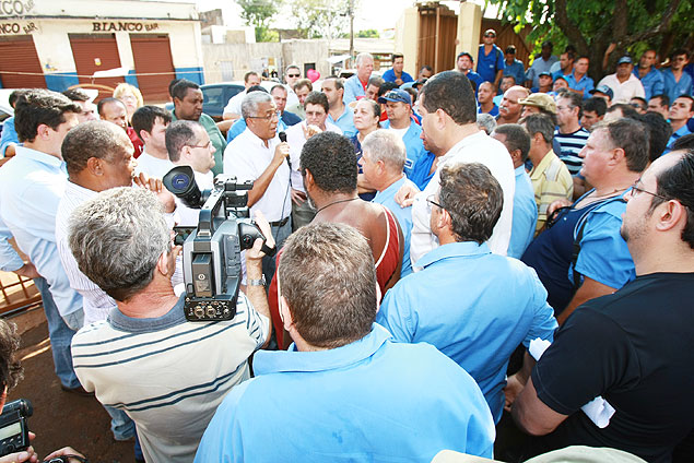 Servidores do Daerp durante assembleia com o superintendente interino Marco Antonio dos Santos, em Ribeiro Preto
