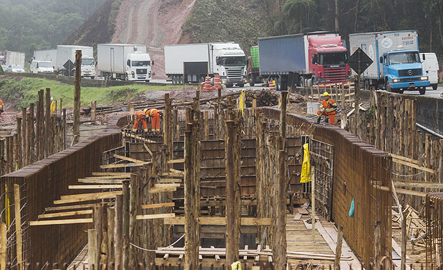 Obras de duplicao provocam filas de congestionamento na rodovia Rgis Bittencourt, no interior de SP